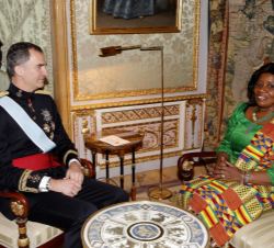 Don Felipe conversa tras la entrega de la Carta Credencial con la embajadora de la República de Ghana, Elizabeth Adjei