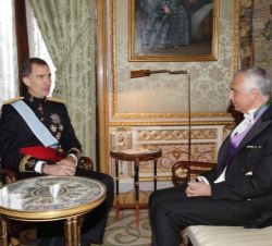 Don Felipe conversa tras la entrega de la Carta Credencial con el embajador de la República Italiana, Stefano Sannino