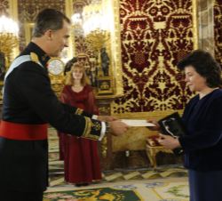 Su Majestad el Rey recibe la Carta Credencial de la embajadora de la República de Letonia, Argita Daudze