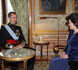 Don Felipe conversa tras la entrega de la Carta Credencial con la embajadora de la República de Letonia, Argita Daudze