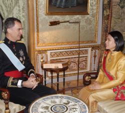 Don Felipe conversa tras la entrega de la Carta Credencial con la embajadora del Reino de Tailandia, Rattikul Chansuriya