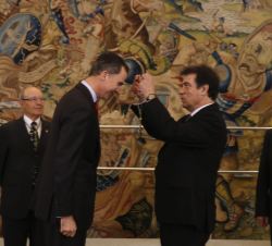 Su Majestad el Rey recibe la medalla de oro de la Academia de Extremadura de las Letras y las Artes