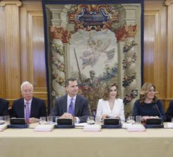 Sus Majestades los Reyes en la mesa presidencial junto al ministro de Asuntos Exteriores y de Cooperación, la presidenta de la Junta de Andalucía, el 