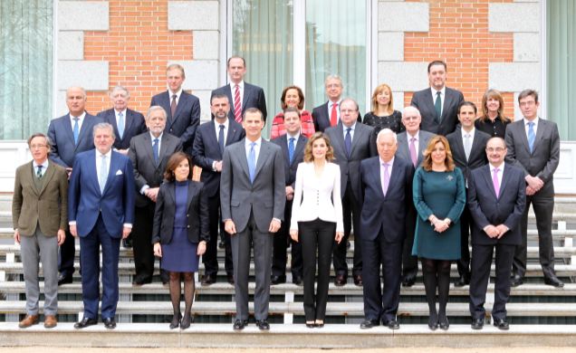 Fotografía de grupo de Sus Majestades los Reyes con los miembros de la Comisión Nacional para la conmemoración del IV Centenario de la muerte de Migue