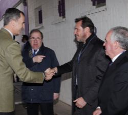 Don Felipe recibe el saludo del alcalde de Valladolid, Óscar Puente