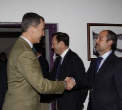 Su Majestad el Rey recibe el saludo del presidente del Valladolid Rugby Asociación Club Quesos Entrepinares, José Antonio Garrote