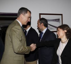 Don Felipe recibe el saludo de la ministra de Agricultura, Alimentación y Medio Ambiente en funciones, Isabel García Tejerina