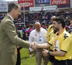 Don Felipe felicita y entrega un recuerdo al equipo arbitral