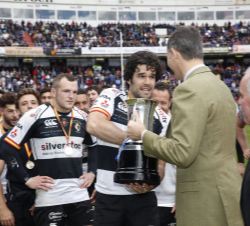 Su Majestad el Rey entrega el trofeo de ganador de la Copa del Rey de Rugby al capitán del SilverStorm El Salvador, Fernando González Altés