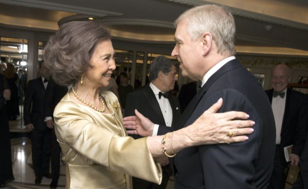 Doña Sofía conversa con Su Alteza Real el Duque de York