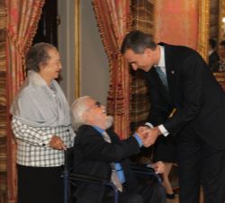 Su Majestad el Rey recibe el saludo del premio Miguel de Cervantes 2015, Fernando del Paso