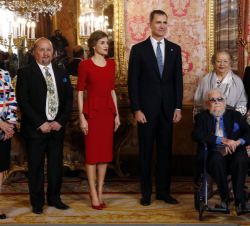 Fotografía de grupo de Sus Majestades los Reyes con Fernando del Paso y sus familiares