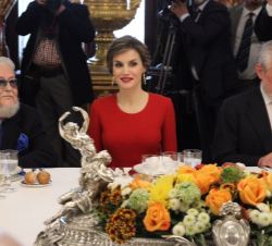 Su Majestad la Reina junto a Fernando del Paso y el director de la Real Academia de la Lengua, en la mesa presidencial momentos antes de dar comienzo 
