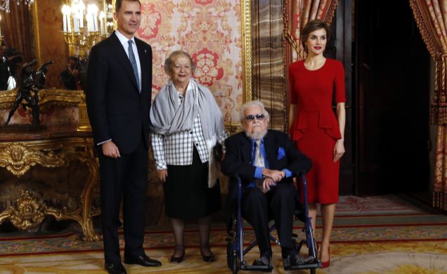 Fotografía de grupo de Sus Majestades los Reyes con Fernando del Paso, premio Miguel de Cervantes 2015, que estuvo acompañado por su esposa