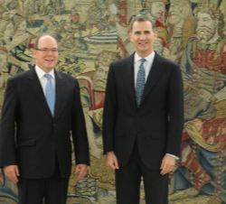 Su Majestad el Rey con Su Alteza Serenísima el Príncipe Alberto II de Mónaco durante su encuentro