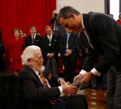 El escritor, Fernando del Paso, recibe de manos de Su Majestad el Rey la escultura del Premio "Miguel de Cervantes"
