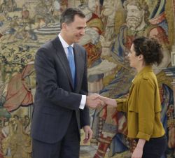 Su Majestad el Rey recibe el saludo de la representante designada por Podemos-En Marea-Anova-EU, Alexandra Fernández Gómez
