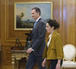 Su Majestad el Rey con la representante designada por Podemos-En Marea-Anova-EU, Alexandra Fernández Gómez