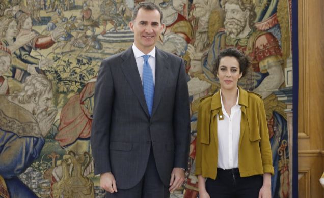 Su Majestad el Rey con la representante designada por Podemos-En Marea-Anova-EU, Alexandra Fernández Gómez