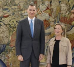 Su Majestad el Rey con la representante de Coalición Canaria-Partido Nacionalista Canario (CCa-PNC), Ana María Oramas González-Moro
