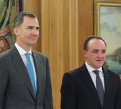 Su Majestad el Rey con el representante de Unión del Pueblo Navarro (UPN), Javier Esparza Abaurrea