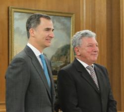 Su Majestad el Rey con el representante de Nueva Canarias (NCa), Pedro Quevedo Iturbe 