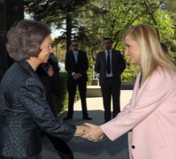 Su Majestad la Reina Doña Sofía es recibida por la presidenta de la Comunidad de Madrid, Cristina Cifuentes
