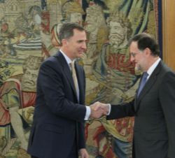 Su Majestad el Rey recibe el saludo del representante designado por Partido Popular (PP), Mariano Rajoy Brey
