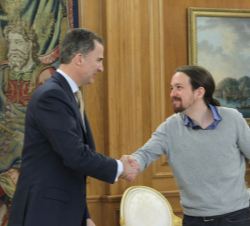 Su Majestad el Rey recibe el saludo del representante designado por Podemos (PODEMOS), Pablo Iglesias Turrión