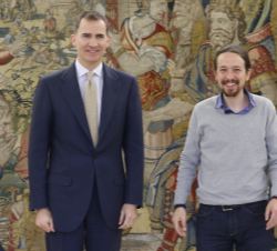 Su Majestad el Rey con el representante designado por Podemos (PODEMOS), Pablo Iglesias Turrión