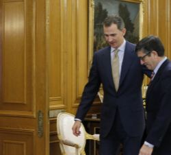 Su Majestad el Rey con el presidente del Congreso de los Diputados, Patxi López, tras finalizar la tercera ronda de contactos con los representantes d