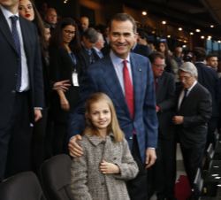 Su Majestad el Rey junto a Su Alteza Real la Princesa de Asturias, en el palco del Estadio Vicente Calderón, momentos antes de comenzar el encuentro