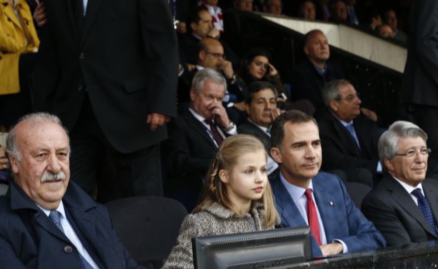 Su Majestad el Rey y Su Alteza Real la Princesa de Asturias en el palco del Estadio Vicente Calderón, acompañados por el presidente del Club Atlético 