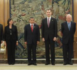 Su Majestad el Rey junto a Su Excelencia el Presidente de la República del Perú, Sr. Ollanta Humala Tasso y las delegaciones de ambos países