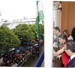 Sus Majestades los Reyes saludan desde el balcón del Ayuntamiento de La Rinconada