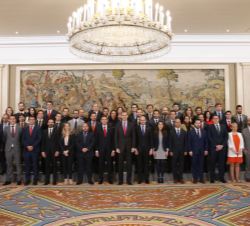Su Majestad el Rey junto la Comisión Ejecutiva de la Confederación Española de Asociaciones de Jóvenes Empresarios (CEAJE)