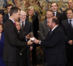 Su Majestad el Rey recibe, de manos del presidente de la Asociación de Editores de Diarios Españoles, la "Columna de la Libertad"