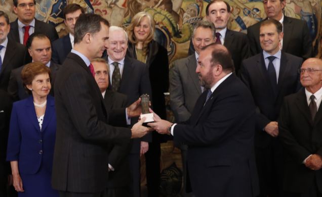 Su Majestad el Rey recibe, de manos del presidente de la Asociación de Editores de Diarios Españoles, la "Columna de la Libertad"