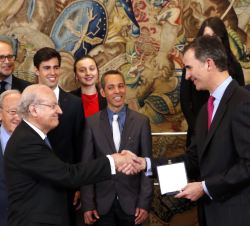 Don Felipe recibe de manos del presidente del Real Instituto de Estudios Europeos la Medalla e Insignia de Oro de ese Real Instituto