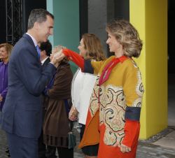 Su Majestad el Rey recibe el saludo de la presidenta del Patronato de la Fundación COTEC, Cristina Garmendia