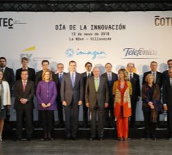 Su Majestad el Rey y Su Majestad el Rey Don Juan Carlos junto a los miembros de la Fundación, patrocinadores y autoridades presentes en el acto centra