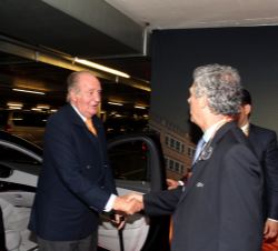 Don Juan Carlos recibe el saludo del presidente en funciones de la UEFA y presidente de la Real Federación Española de Fútbol, Ángel María Villar