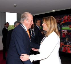 Su Majestad el Rey Don Juan Carlos recibe el saludo de la presidenta de la Junta de Andalucía, Susana Díaz