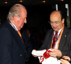 El presidente del Sevilla C.F., José Castro, entrega a Don Juan Carlos una camiseta del Sevilla