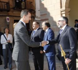 Don Felipe recibe el saludo del alcalde de Villanueva de los Infantes, Antonio Ruiz
