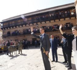 Sus Majestades los Reyes saludan a los vecinos de Villanueva de lo Infantes a su llegada a la Plaza Mayor de la localidad