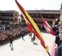 Sus Majestades los Reyes saludan desde el balcón del Ayuntamiento de Villanueva de los Infantes