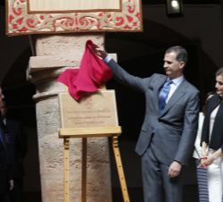 Su Majestad el Rey descubre una placa conmemorativa de la visita