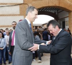 Su Majestad el Rey recibe el saludo del alcalde de San Carlos del Valle, José Torres Morales