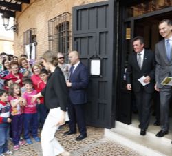 Sus Majestades los Reyes salen del restaurante donde almorzaron acompañados del alcalde de San Carlos de Valle